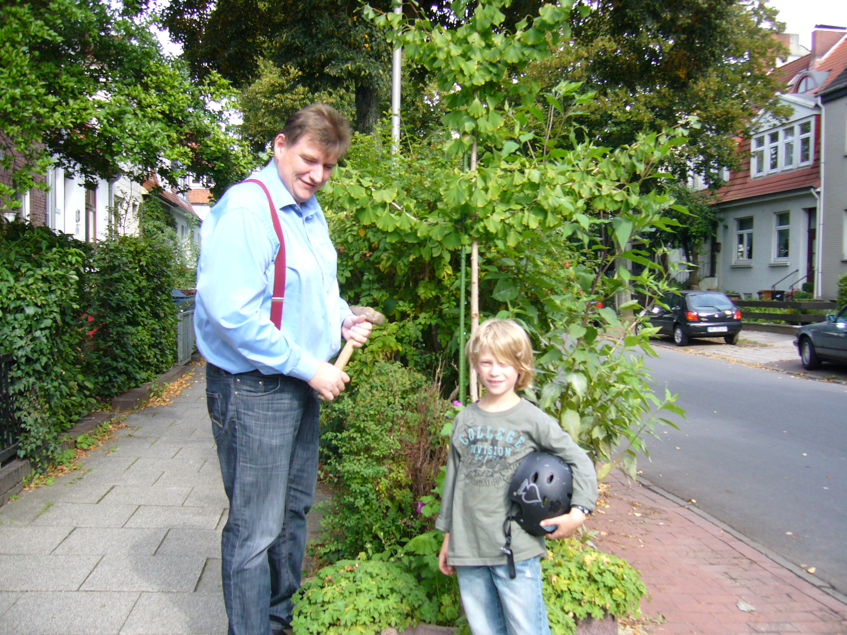 Beim Blumenzwiebelversenken. Rainer Hamann und der fragende Tjard