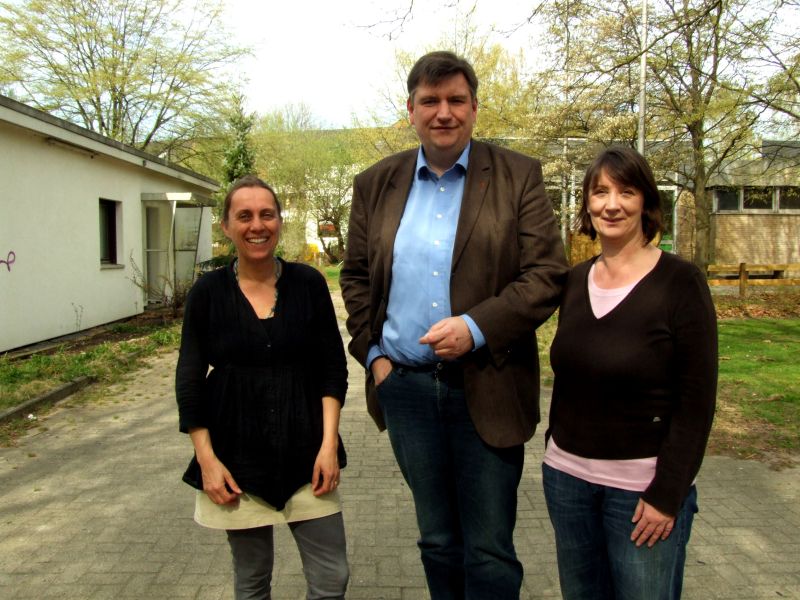 Das Foto zeigt Einrichtungsleiterin Karen Weiß sowie Rainer Hamann und Iris Spieß (beide SPD).